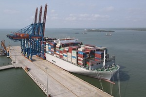 Tàu OOCL Spain sức chở lên đến 24.188 Teu (khoảng hơn 230.000 DWT) chạy tuyến Á - Âu LL3 cập cảng Gemalink hồi tháng 3/2023.