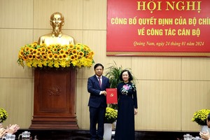 Bà Trương Thị Mai trao quyết định của Bộ Kl991.com tải ứng dụng điều động và chỉ định ông Lương Nguyễn Minh Triết giữ chức vụ Bí thư Tỉnh ủy Quảng Nam nhiệm kỳ 2020 - 2025.