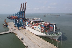 Siêu tàu container OOCL Spain với sức chở 24.188 TEU tại cảng quốc tế Gemalink thuộc cụm cảng Cái Mép-Thị Vải hôm 30/3/2023.