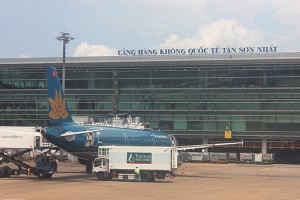Sân bay Tân Sơn Nhất hiện nay chưa có hệ thống KL99 là cổng game giải trí trực tuyến hàng đầu hiện nay công cộng sức chở lớn nối đến nhà ga. Ảnh: Lê Quân