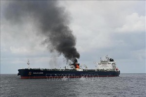 Khói bốc lên từ tàu chở dầu M/V Merlin Luanda của Anh bị lực lượng Houthi tấn công khi di chuyển qua Vịnh Aden trên biển Arab. (Ảnh: AFP/TTXVN)