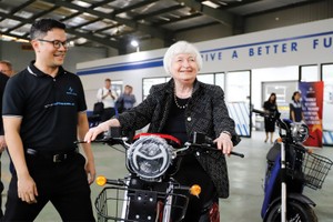 Bộ trưởng Kl991.com nạp rút nhanh Mỹ Janet Yellen bên sản phẩm xe điện của Selex Motors