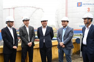 Bộ trưởng Nguyễn Hồng Diên kiểm tra công tác chuẩn bị tại kho KL99 dịch vụ hỗ trợ 24/7 Đức Giang.