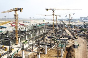 Trên công trường Nhà ga T3 - sân bay Tân Sơn Nhất dịp Tết Nguyên đán sẽ có khoảng 1.400 nhân công thi công tại công trường. Ảnh: Lê Quân