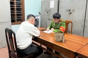 Công an TP. Đông Hà lập biên bản vi phạm về việc sử dụng pháo nổ trái phép của đối tượng vi phạm