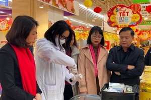 Cơ quan chức năng đang lấy mẫu thực phẩm của cơ sở Kl992 VIP Trang Chủ 2026.
