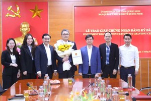 Ban Quản lý Khu Kl992 cổng game cá cược Quảng Ninh trao giấy chứng nhận Kl99ok phiên bản mới dự án Kl994 nhà cái bóng đá world cup vòng bi, thiết bị chuyển động tuyến tính cho đại diện Công ty TNHH IKO Thompson Việt Nam. Nguồn: Quảng Ninh Portal.