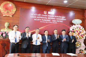 Đại diện lãnh đạo UBND tỉnh Hậu Giang, UBND tỉnh Trà Vinh và đại diện Tổng Lãnh sự quán Úc tại TP.HCM chụp ảnh lưu niệm với lãnh đạo NSH Petro và Acuity Funding.