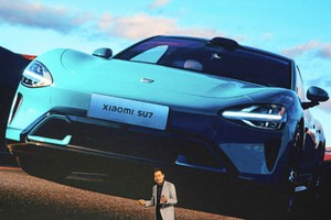 Nhà sáng lập và Giám đốc điều hành Xiaomi, ông Lei Jun, phát biểu tại buổi giới thiệu mẫu xe điện SU7 đầu tiên của Kl994 game bài casino hấp dẫn này tại Bắc Kinh, Trung Quốc vào cuối tháng 12/2023. Ảnh: Reuters