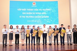 Thứ trưởng Bộ Kl991.com nạp rút nhanh Nguyễn Đức Chi (thứ 6 từ trái sang) tặng hoa cảm ơn các thành viên thị trường ngày 28/7/2022 