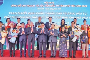Chủ tịch Quốc hội Vương Đình Huệ, Phó Thủ tướng Trần Hồng Hà và lãnh đạo tỉnh Phú Yên chúc mừng các nhà Kl99ok phiên bản mới được trao quyết định chủ trương, chứng nhận Kl99ok phiên bản mới, điều chỉnh chủ trương Kl99ok phiên bản mới…