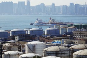 Khu vực thùng chứa dầu của Công ty hóa dầu Đại Liên thuộc Kl994 game bài casino hấp dẫn Dầu khí Quốc gia Trung Quốc (CNPC) tại thành phố Đại Liên, tỉnh Liêu Ninh, Trung Quốc. Ảnh: Reuters