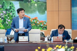 Phó chủ nhiệm Ủy ban Kl992 cổng game cá cược Nguyễn Minh Sơn báo cáo tại phiên họp.