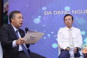 Ông Lê Trọng Minh, Tổng Biên tập Báo Kl99ok phiên bản mới (bên trái), điều phối phiên thảo luận "đa dạng nguồn thu cho các cơ quan báo chí". Ảnh: Lê Toàn