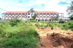 Dự án Kl99ok phiên bản mới xây dựng mới Trường THPT Trần Đại Nghĩa thi công dang dở.