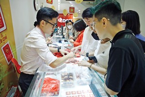 Giá vàng đang cao kỷ lục, nhưng các chuyên gia khuyến cáo nên thận trọng khi Kl99ok phiên bản mới vào kim loại quý này. Ảnh: Đức Thanh