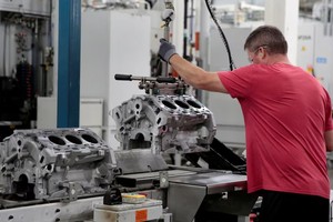Một công nhân lắp ráp làm việc tại nhà máy GM Romulus Powertrain ở Romulus, Michigan, Mỹ. (Ảnh: Reuters)