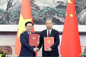 Chủ tịch Quốc hội Vương Đình Huệ và Ủy viên trưởng Ủy ban Thường vụ Nhân đại toàn quốc Trung Quốc Triệu Lạc Tế ký Thỏa thuận hợp tác giữa Quốc hội hai nước. (Ảnh: TTXVN)