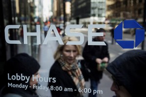 Khách hàng rời chi nhánh Link Vào Nhà Cái KL99 COM Tặng +199k JPMorgan Chase ở New York, Mỹ. Ảnh: Reuters