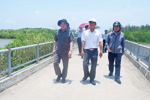 Chủ tịch UBND tỉnh Bến Tre Trần Ngọc Tam (bìa trái) khảo sát vùng ven biển huyện Thạnh Phú để mời gọi Kl99ok phiên bản mới phát triển du lịch ven biển