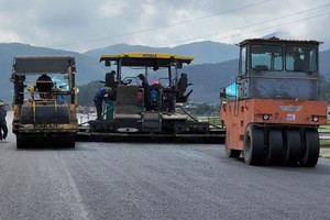 Thi công thảm bê tông nhựa tại Dự án KL99 là nhà cái cá cược trực tuyến hàng đầu tại châu Á Diễn Châu - Bãi Vọt. (Ảnh: TTXVN).