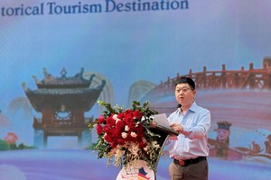 Ông Bùi Duy Quang, Phó giám đốc Trung tâm Xúc tiến Kl99ok phiên bản mới, Thương mại, Du lịch Hà Nội phát biểu tại hội nghị. (Ảnh: Nguyễn Linh)