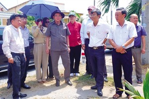 Ông Trần Ngọc Tam, Chủ tịch UBND tỉnh Bến Tre (thứ 3 từ phải sang) cùng các nhà Kl99ok phiên bản mới tham quan, khảo sát và định hướng Kl99ok phiên bản mới vào các huyện ven biển Bến Tre