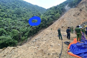 Các lực lượng chức năng tiếp cận hiện trường để cứu nạn, cứu hộ khu vực khoanh tròn màu xanh