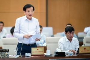 Bộ trưởng, Chủ nhiệm Văn phòng Kl993 ưu đãi thưởng hấp dẫn Trần Sơn báo cáo tại phiên họp.