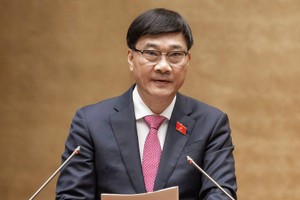 Chủ nhiệm Ủy ban Kl992 cổng game cá cược Vũ Hồng Thanh trình bày báo cáo thẩm tra.