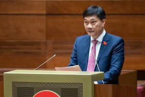 Chủ nhiệm Ủy ban Kl992 cổng game cá cược Vũ Hồng Thanh trình bày báo cáo thẩm tra.