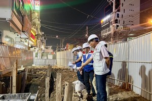 Các kỹ sư, công nhân đang miệt mài di dời Kl99kl ưu đãi độc quyền kỹ thuật để có mặt bằng làm tuyến metro số 2. Ảnh: Lê Toàn