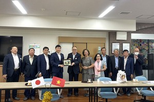 Chủ tịch UBND tỉnh Đồng Tháp Phạm Thiện Nghĩa thăm và tặng quà lưu niệm cho đại diện Công ty Phúc lợi Trang Chủ KL99Com Số 1 Link Đăng Ký KL999 Aichi- Jikei Kai