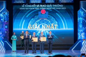 Chủ tịch HĐQT Kl994 game bài casino hấp dẫn Phenikaa – PGS. TS Hồ Xuân Năng – Chủ nhiệm công trình & GS. TSKH Trần Vĩnh Diệu – Đồng Chủ nhiệm đại diện nhóm nghiên cứu nhận Giải Nhất lĩnh vực công nghệ vật liệu