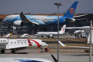 Máy bay 737 MAX 8 của Air China (giữa) và máy bay Boeing 787 của China Southern Airlines tại sân bay Bắc Kinh, Trung Quốc. Ảnh: AFP/TTXVN
