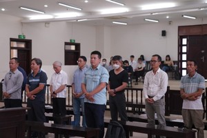 Các bị cáo bị đưa ra xét xử tại phiên phúc thẩm.