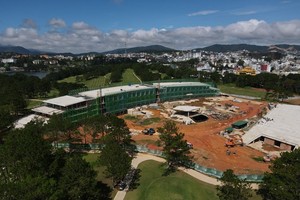 Công trình “con voi” tại sân golf Đồi Cù lại tháo dỡ bất thành vì chủ Kl99ok phiên bản mới trưng ra Quyết định áp dụng biện pháp khẩn cấp của TAND thành phố Thủ Đức liên quan đến tranh chấp xảy ra tại đây.