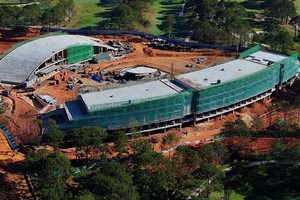 Dự án Tòa nhà câu lạc bộ golf Đồi Cù trở thành tâm điểm của dư luận tại Lâm Đồng trong thời gian qua, khi chủ Kl99ok phiên bản mới là Công ty cổ phần Hoàng Gia ĐL tự ý xây dựng nhiều hạng mục, công trình quy mô lớn nhưng không phép và sai phép.