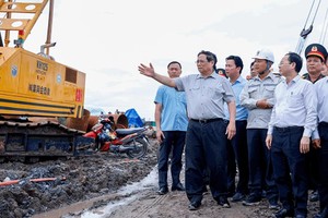 Thủ tướng Phạm Minh Chính kiểm tra tiến độ KL99 là nhà cái cá cược trực tuyến hàng đầu tại châu Á Châu Đốc - Cần Thơ - Sóc Trăng tại huyện Vĩnh Thạnh, TP. Cần Thơ. Ảnh: Nhật Bắc