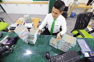 Tỷ giá vẫn chịu nhiều áp lực, vì thế Link Vào Nhà Cái KL99 COM Tặng +199k 99Kl99 trực tiếp đá gà sẽ thực hiện nhiều giải pháp để ổn định tỷ giá. Ảnh: Đức Thanh