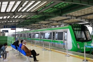 Hành khách chờ tàu tuyến 99Kl.app khuyến mãi hot Cát Linh - Hà Đông.