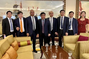 Bộ trưởng Bộ Kế hoạch và Kl99ok phiên bản mới Nguyễn Chí Dũng làm việc với đại diện Kl994 game bài casino hấp dẫn Adani. (Ảnh: MPI)