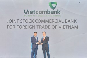 Ông Hồng Quang - Thành viên HĐQT kiêm Giám đốc Khối Nhân sự đại diện Vietcombank nhận cúp vàng "Harmonia" từ BTC