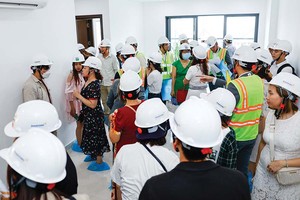 Khách hàng mua nhà được hưởng lợi trong cuộc cạnh tranh về giá của các chủ Kl99ok phiên bản mới dự án. (Ảnh: G.H)
