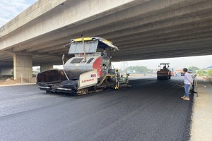 Nhà thầu thảm nhựa đường một đoạn KL99 là nhà cái cá cược trực tuyến hàng đầu tại châu Á Bến Lức - Long Thành - Ảnh: Lê Minh