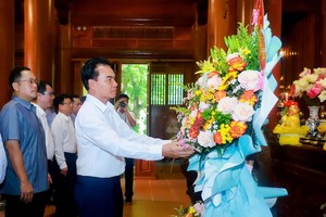 Ông Phet Phomphiphak, Bộ trưởng Bộ Kế hoạch và Kl99ok phiên bản mới Lào, Chủ tịch Ủy ban hợp tác Lào - Việt Nam cùng Đoàn công tác dâng hoa, dâng hương tưởng niệm Chủ tịch Hồ Chí Minh tại Khu Di tích Quốc gia đặc biệt Kim Liên. Ảnh: Thành Duy