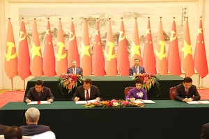 Tổng Bí thư, Chủ tịch Trung Quốc Tập Cận Bình và Tổng Bí thư, Chủ tịch nước Tô Lâm chứng kiến lễ ký bản ghi nhớ hợp tác giữa Bộ Kế hoạch và Kl99ok phiên bản mới với Tổng cục Hợp tác phát triển quốc tế quốc gia Trung Quốc. Ảnh: TTXVN
