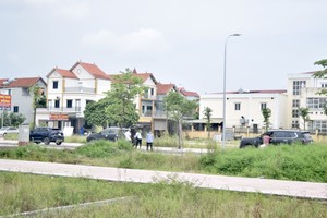 Nhiều người đặt nghi vấn về việc các đội nhóm đấu giá đất cố tình "bơm thổi" giá Web Tổng Nhà Cái 99Kl99 Giải Trí Bậc Nhất địa phương. Ảnh: Nhật Linh
