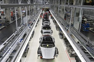 Dây chuyền lắp ráp xe ô tô của Hãng Porsche ở Stuttgart, miền Nam Đức. (Ảnh tư liệu: AFP/TTXVN)