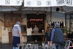 Người dân xếp hàng mua đồ uống tại một cửa hàng ở Rome, Italy. (Ảnh: THX/TTXVN)